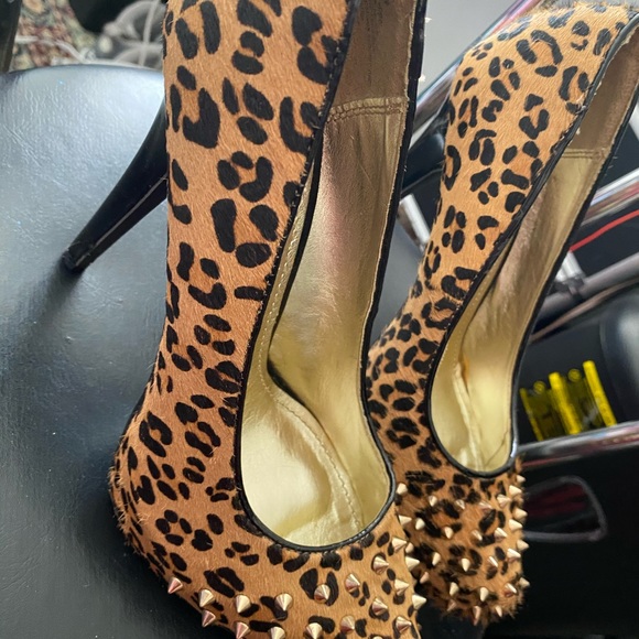 Leopard print 4 “ platform spike front stilettos. - Picture 3 of 6